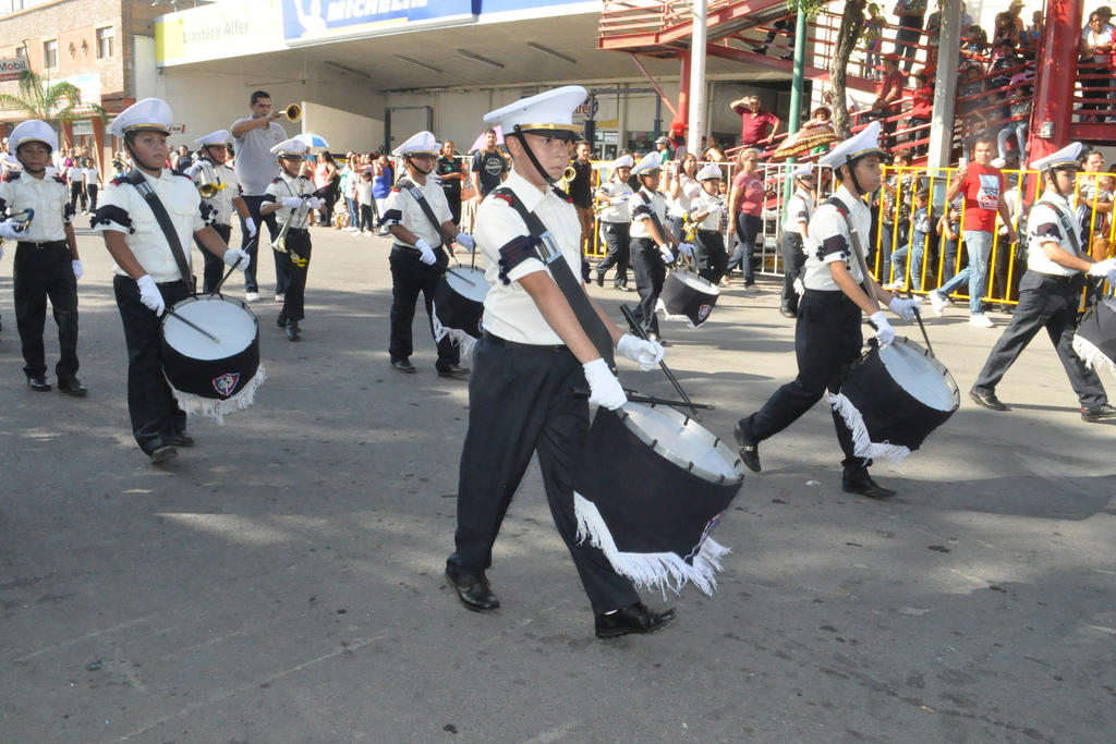 Valores. Participaron en el Desfile de Gómez Palacio un total de 24 contingentes, entre ellos, escuelas primarias, secundarias y corporaciones. (EL SIGLO DE TORREÓN)