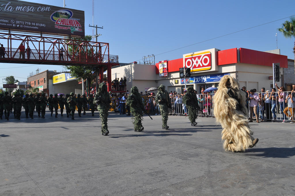 Protección. El Ejército Mexicano estuvo presentecon elementos y unidades vehiculares en el Desfile de Gómez Palacio, los militares exhibieron armamento y equipo que usan para apoyar la seguridad ciudadana. (EL SIGLO DE TORREÓN)