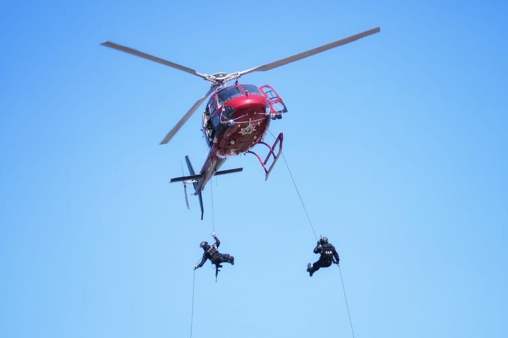 La policía de reacción participó con una demostración de rapel desde el helicóptero y Riquelme agradeció su participación .