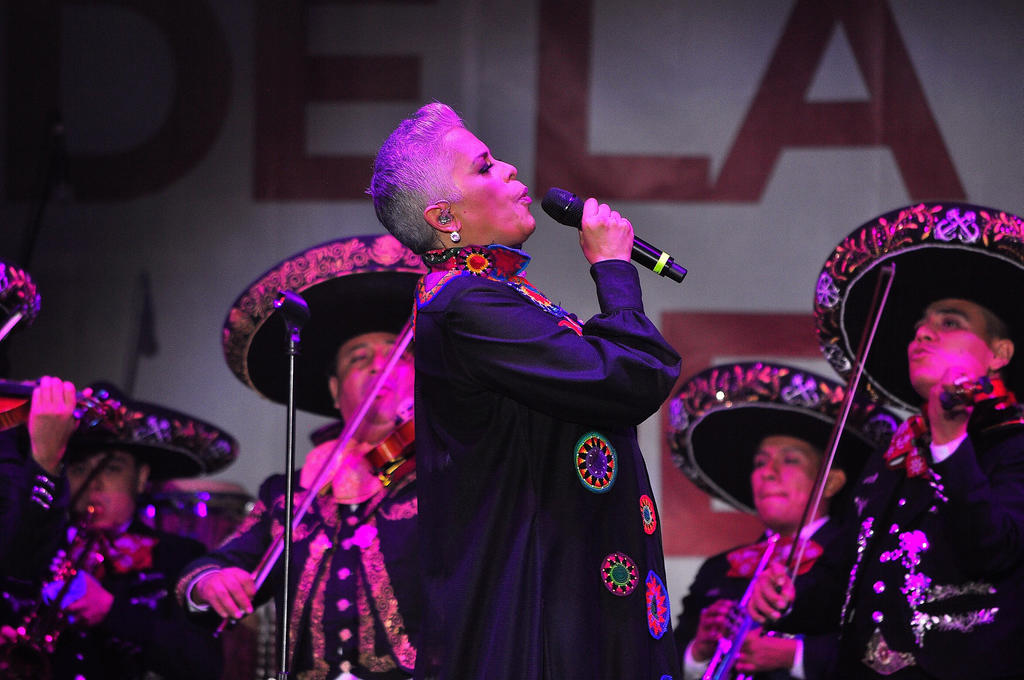 Eugenia León se preparaba en el escenario frente a Catedral para dar voz a 'La Paloma'. (NOTIMEX)