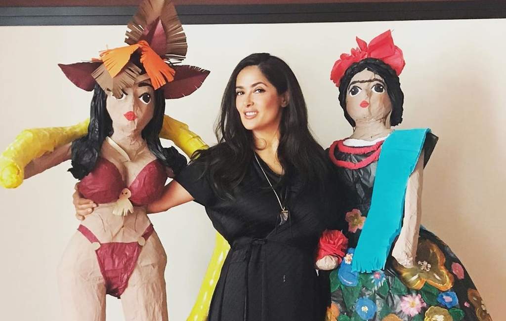 Con sombrero de charro, la actriz Salma Hayek posó con una catrina para celebrar el Día de la Independencia de México y el éxito de la serie Monarca, en la que participa como productora.
(INSTAGRAM)