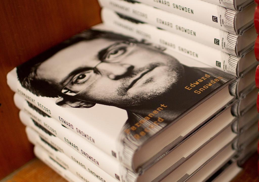 Estados Unidos demandó este martes a Edward Snowden por haber publicado su libro de memorias sin someterlo primero a una revisión de las agencias de inteligencia estadounidenses para las que trabajó. (EFE)