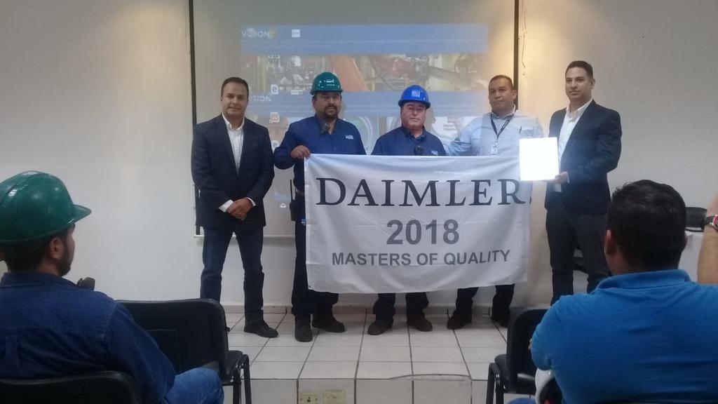 El premio fue otorgado por la empresa Daimler, representada en el evento por José Luis Arredondo y Jorge González. (EL SIGLO COAHUILA)