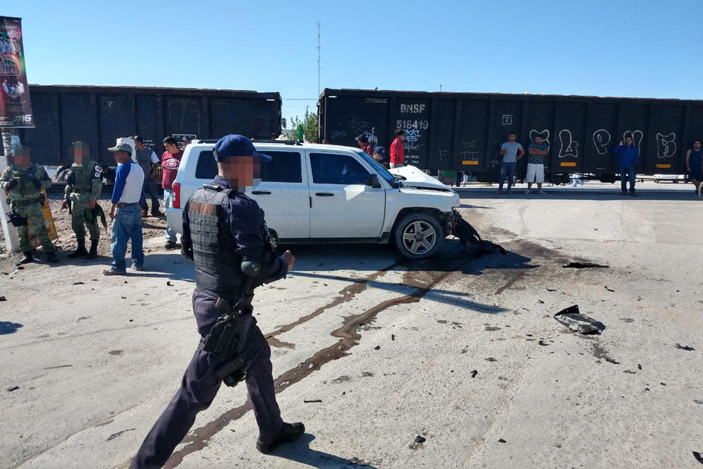 El conductor salvó su vida y la camioneta registró daños considerables luego de que chocó con el tren. (EL SIGLO DE TORREÓN)