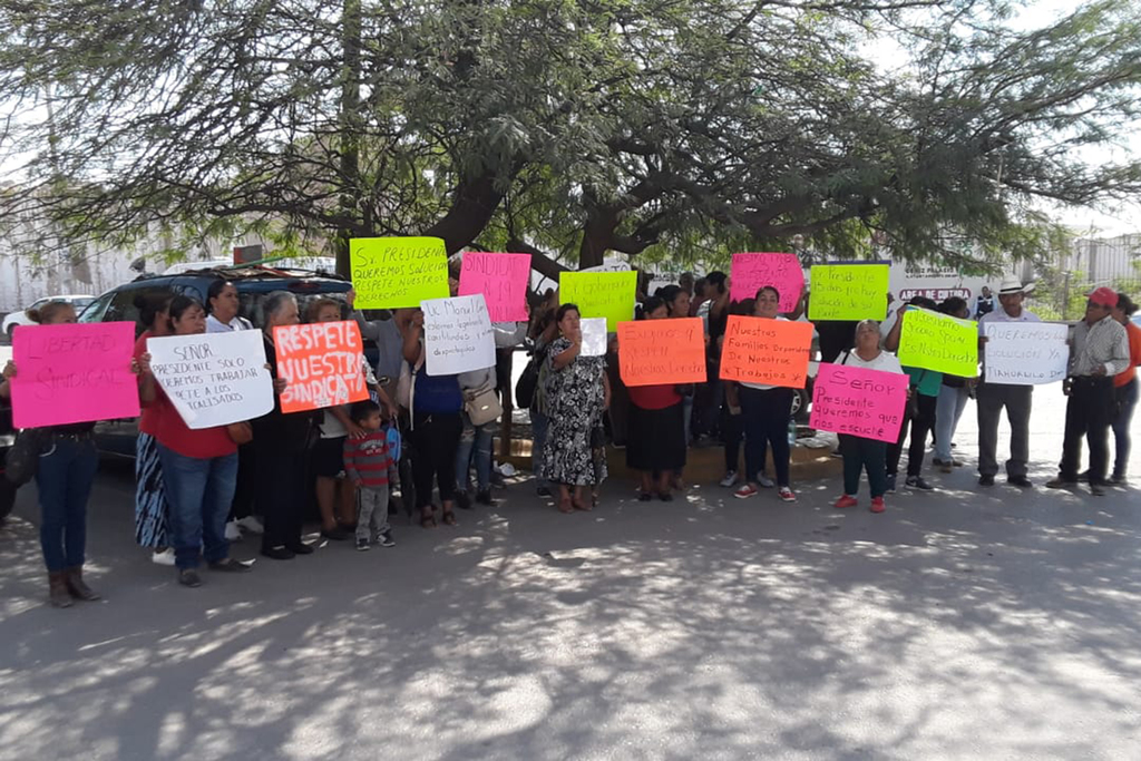 Extrabajadores del Ayuntamiento de Tlahualilo se manifestaron en la Subsecretaría de Gobierno de La Laguna de Durango. (FABIOLA P. CANEDO/EL SIGLO DE TORREÓN)