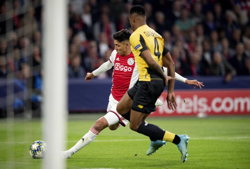 El jugador mexicano realizó un disparo sin mucho angulo para anotar el segundo gol del Ajax en su primer partido dentro de la fase de grupos en la UEFA Champions League. (EFE)