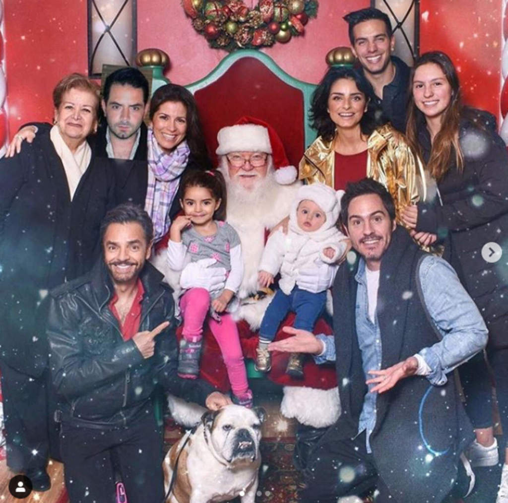 Para el recuerdo. Antes de salir de vacaciones la familia Derbez se tomó la tradicional foto navideña junto a Santa Claus. (ESPECIAL) 