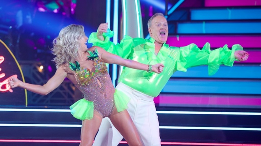 En programa. Sean Spicer junto a la bailarina Lindsay Arnold en Dancing With the Star. (ESPECIAL) 