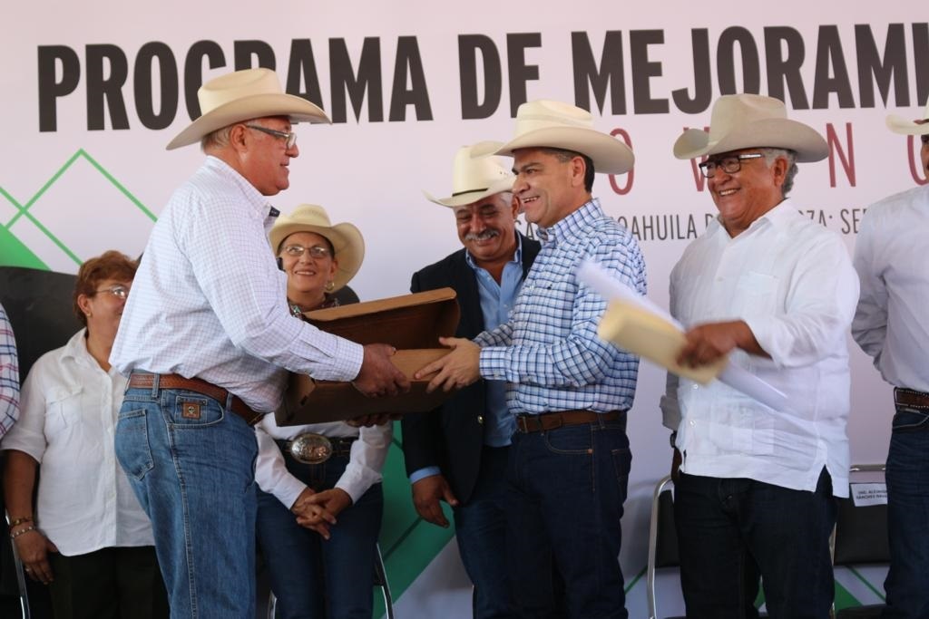 El gobernador, Miguel Riquelme Solís, realizó una gira por Sabinas y San Juan de Sabinas y entregó beneficios a los ciudadanos.