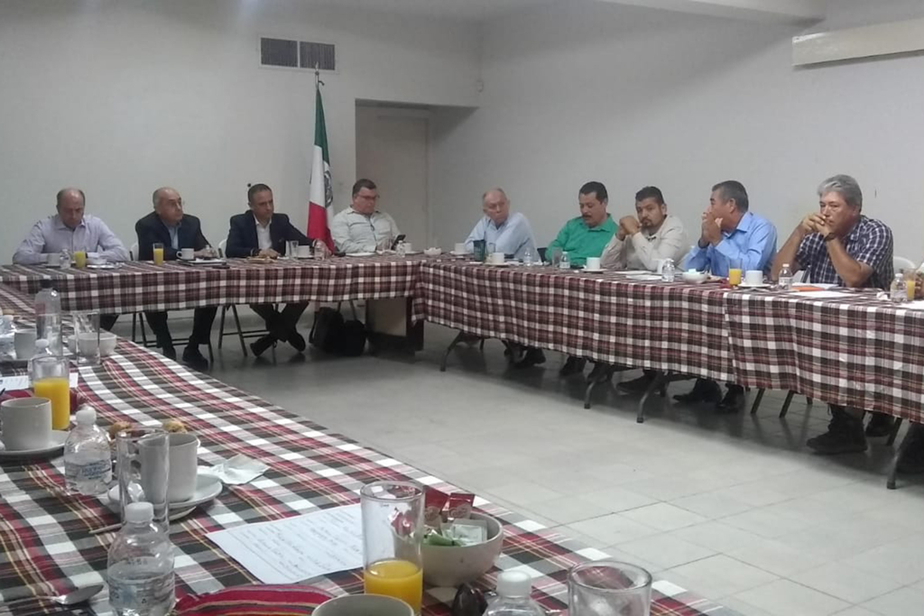 El gerente de Cuenca de la Comisión Nacional del Agua, Oscar Gutiérrez Santana, se reunió con miembros del CLIP. (YOLANDA RÍOS)