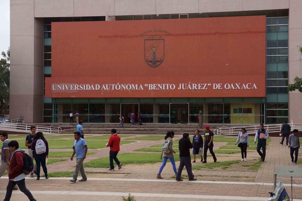 La Universidad Autónoma Benito Juárez de Oaxaca (UABJO) pagó 100 millones de pesos por la instalación de 36 aulas provisionales para poder seguir con sus actividades académicas luego de los daños ocasionados por el terremoto de 8.2 grados que devastó al estado en 2017. (EL UNIVERSAL)