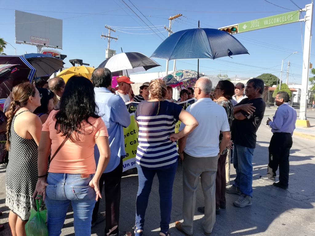Miembros del Frente Ciudadano por Torreón decidieron levantar el bloqueo de la Calzada Vasconcelos. (EL SIGLO DE TORREÓN)