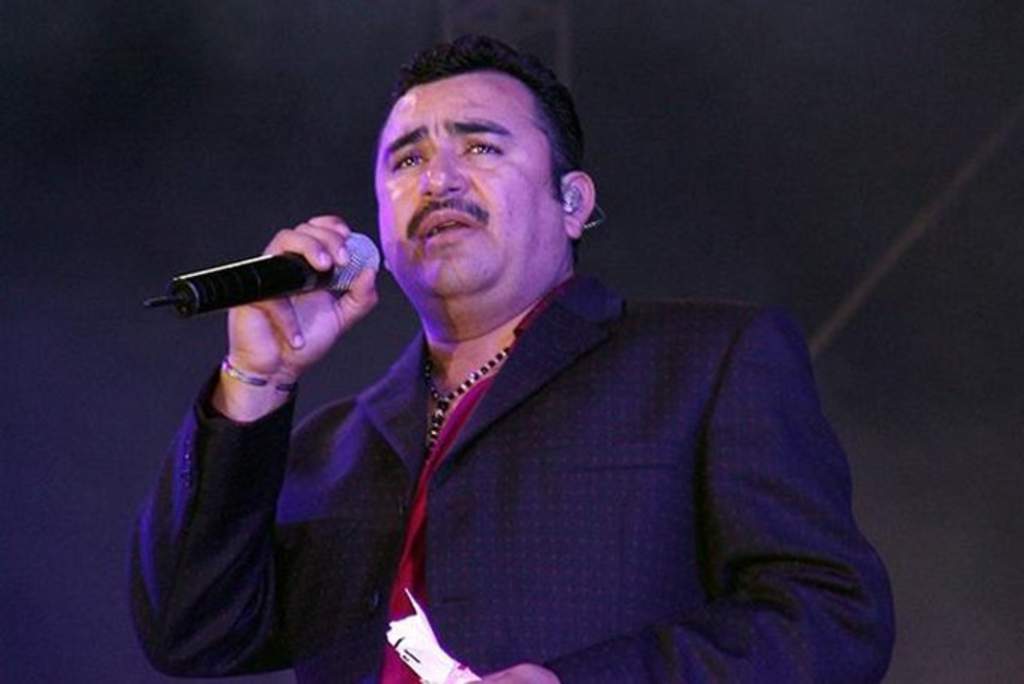 Tony Meléndez, vocalista del Conjunto Primavera, pasó por un difícil momento por problemas con su voz, durante su presentación, hace unos días, en Allende Coahuila. (ESPECIAL)