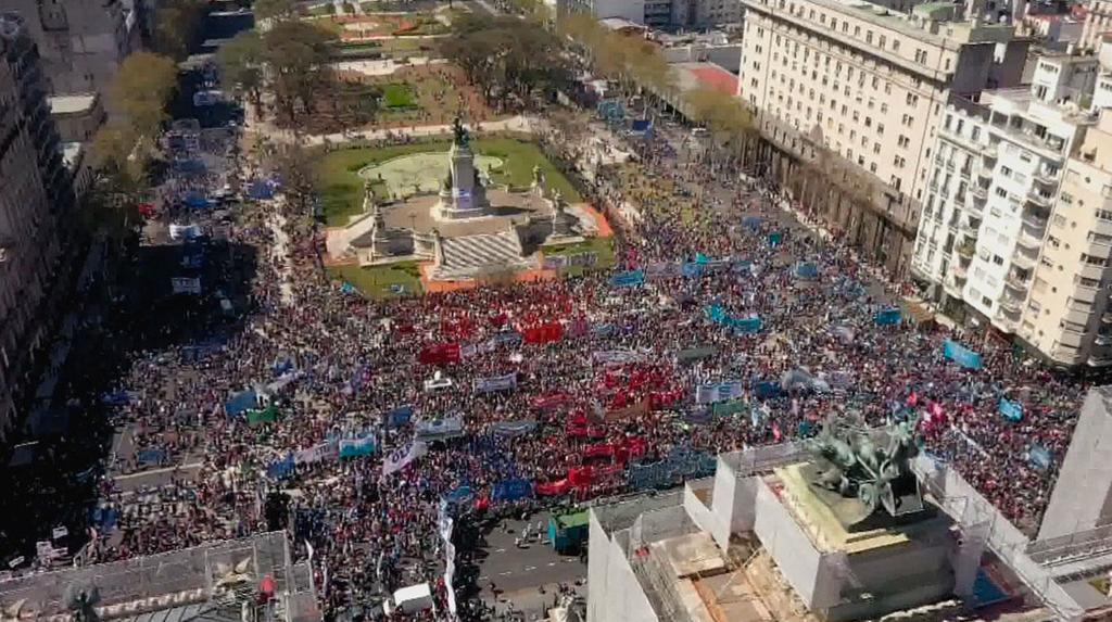 Miles de personas, convocadas por diversas organizaciones sociales, se congregan este miércoles ante el Congreso de Argentina, en Buenos Aires, para exigir que el Senado sancione un proyecto de emergencia alimentaria. (ESPECIAL)