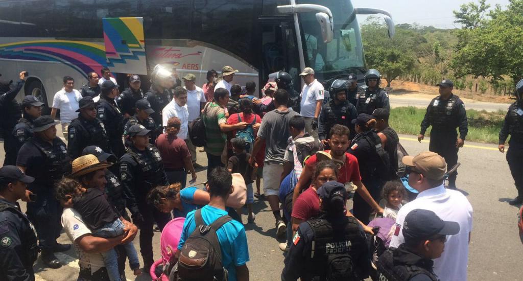 En los autobuses fueron encontrados 195 personas de nacionalidad extranjera, 115 hombres y 80 mujeres, de las cuales 83 son menores de edad, precisaron las autoridades mexicanas.