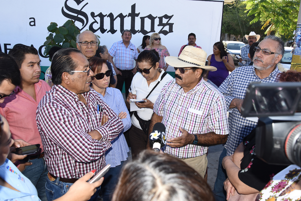 Arturo Luna trató de dialogar con los manifestantes para quitar el bloqueo a calles y avenidas. (JESÚS GALINDO)