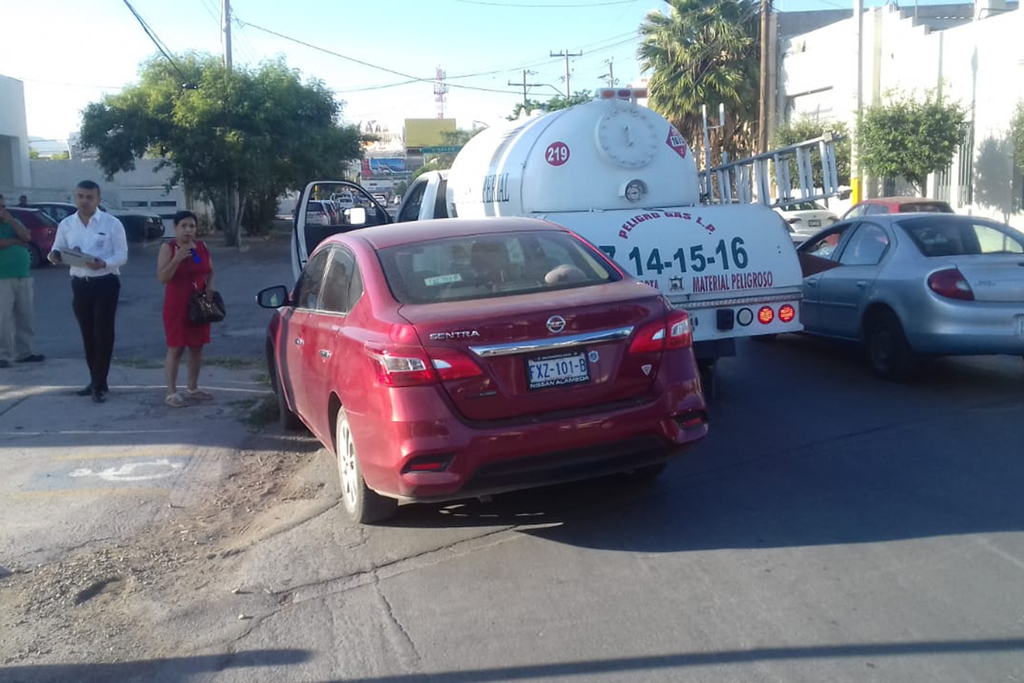 Se impacta camión repartidor de gas contra un auto en la avenida Juárez de Torreón. (EL SIGLO DE TORREÓN)