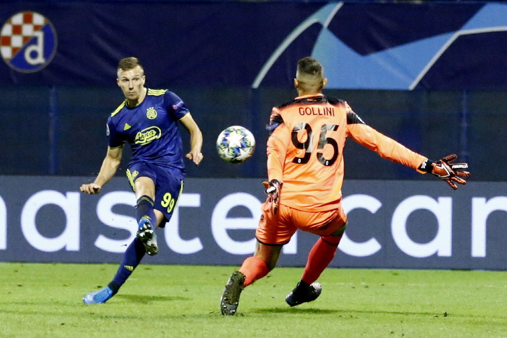 Mislav Orsic anota uno de sus tres tantos, en la goleada del Dinamo Zagreb 4-0 sobre Atalanta. (AP)