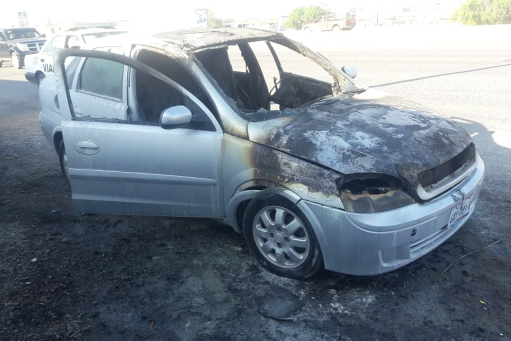 Se incendia automóvil en el Periférico de Gómez Palacio por cortocircuito. (EL SIGLO DE TORREÓN)