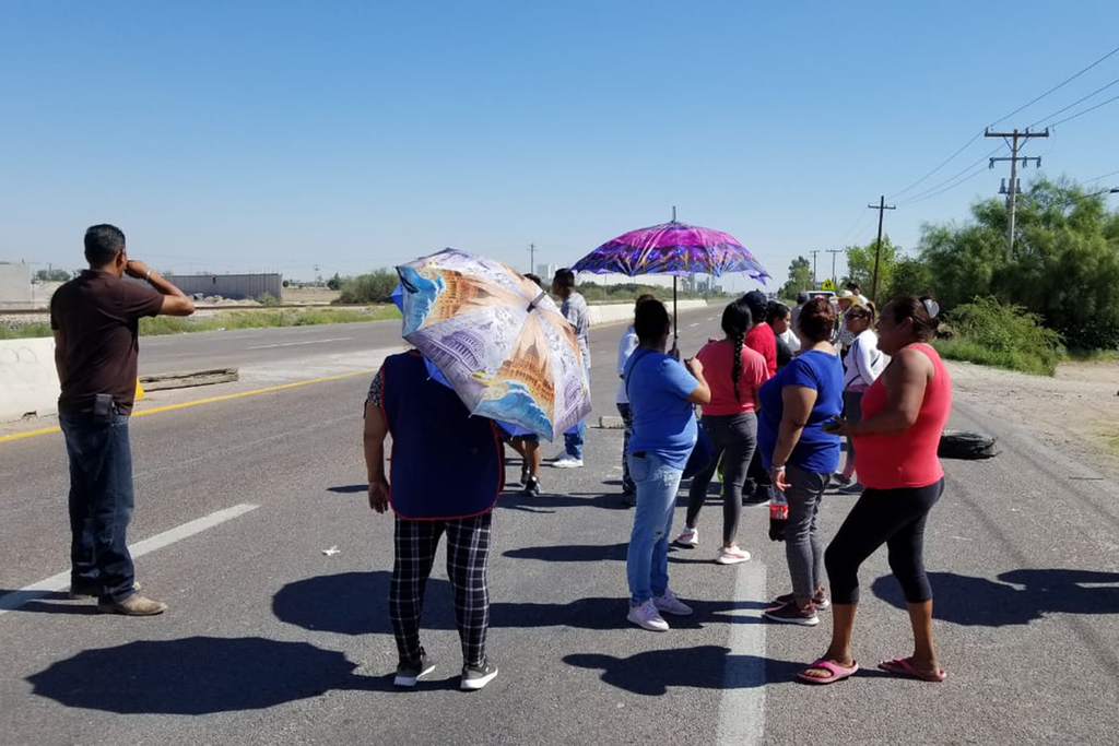 Bloquean carretera a Gregorio García, exigen reductores de velocidad, desde ayer se instalaron boyas por parte del Municipio. (FABIOLA P. CANEDO/EL SIGLO DE TORREÓN)