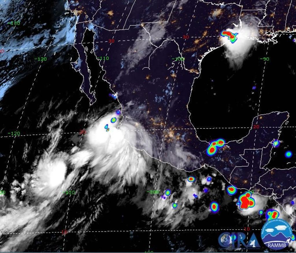 El huracán 'Lorena', de categoría 1 en la escala Saffir- Simpson, tocó tierra esta madrugada al este-noreste de Playa Pérula, Jalisco, informó el Servicio Meteorológico Nacional (SMN). (TWITTER)