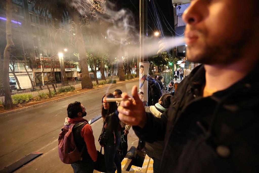 Los fumadores en México enfrentaron la mayor alza de precios en las cajetillas de los últimos años, luego de observar un aumento de 8.1% anual en agosto de 2019 de acuerdo con cifras del Inegi. (ARCHIVO)