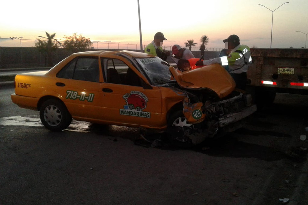 El accidente ocurrió alrededor de las 8:30 de la mañana sobre el bulevar Francisco Sarabia y calzada Ramón Méndez, de la colonia Nuevo Torreón. (EL SIGLO DE TORREÓN)