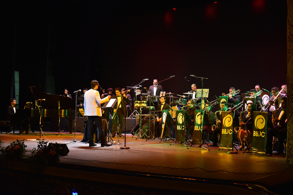 En el escenario. Los asistentes al Teatro Isauro Martínez disfrutaron del primer concierto de temporada de Big Banda Jazz Coahuila. (EL SIGLO DE TORREÓN / Esnesto Ramírez)