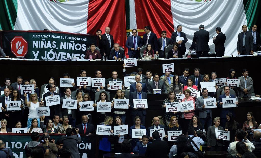 Al comenzar la sesión, legisladores de oposición tomaron la tribuna con carteles y mantas. (ARCHIVO)