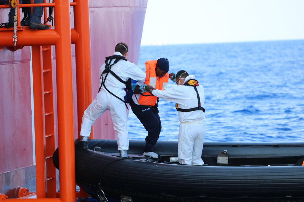 El barco Ocean Viking rescató en las últimas horas a 36 personas que viajaban en un pequeño bote de madera con el motor dañado, con lo que suman 218 migrantes que tiene a abordo en espera de que le asignen un puerto seguro. (ARCHIVO)