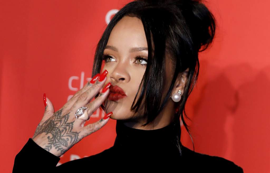Rihanna cree que todas las mujeres deben ser celebradas independientemente de su forma, talla y color. Ese espíritu de inclusión ha hecho de sus líneas de ropa íntima y maquillaje sean éxitos rotundos. (ARCHIVO)
