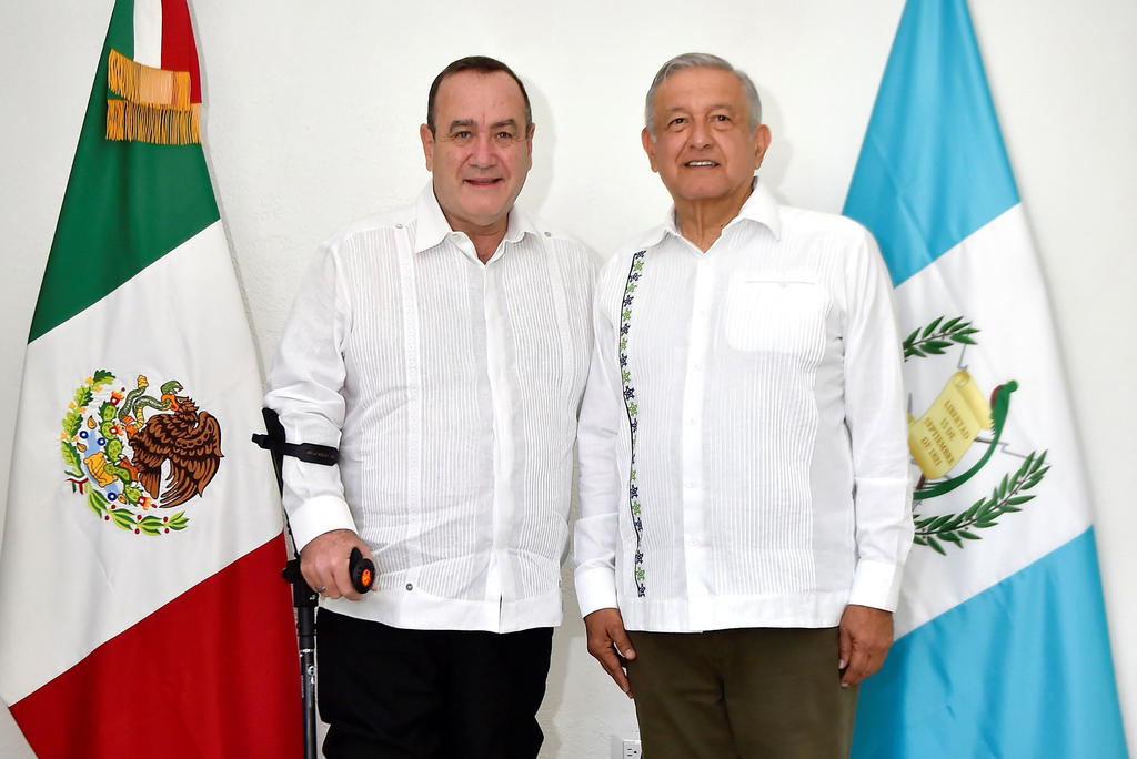 El encuentro ocurrió en la base militar número 8 de Mérida donde previamente el mandatario ofreció una conferencia de prensa. (EFE)