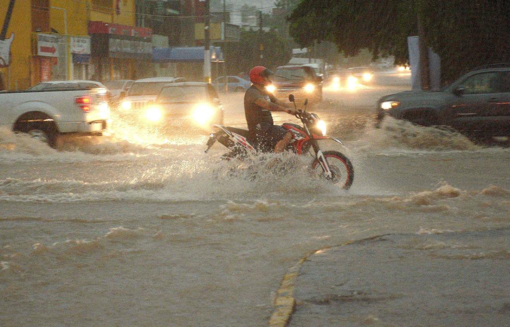 Lorena, que ya trajo fuertes lluvias desde ayer en algunas regiones de México, se convirtió de nuevo en huracán categoría 1. (EFE)