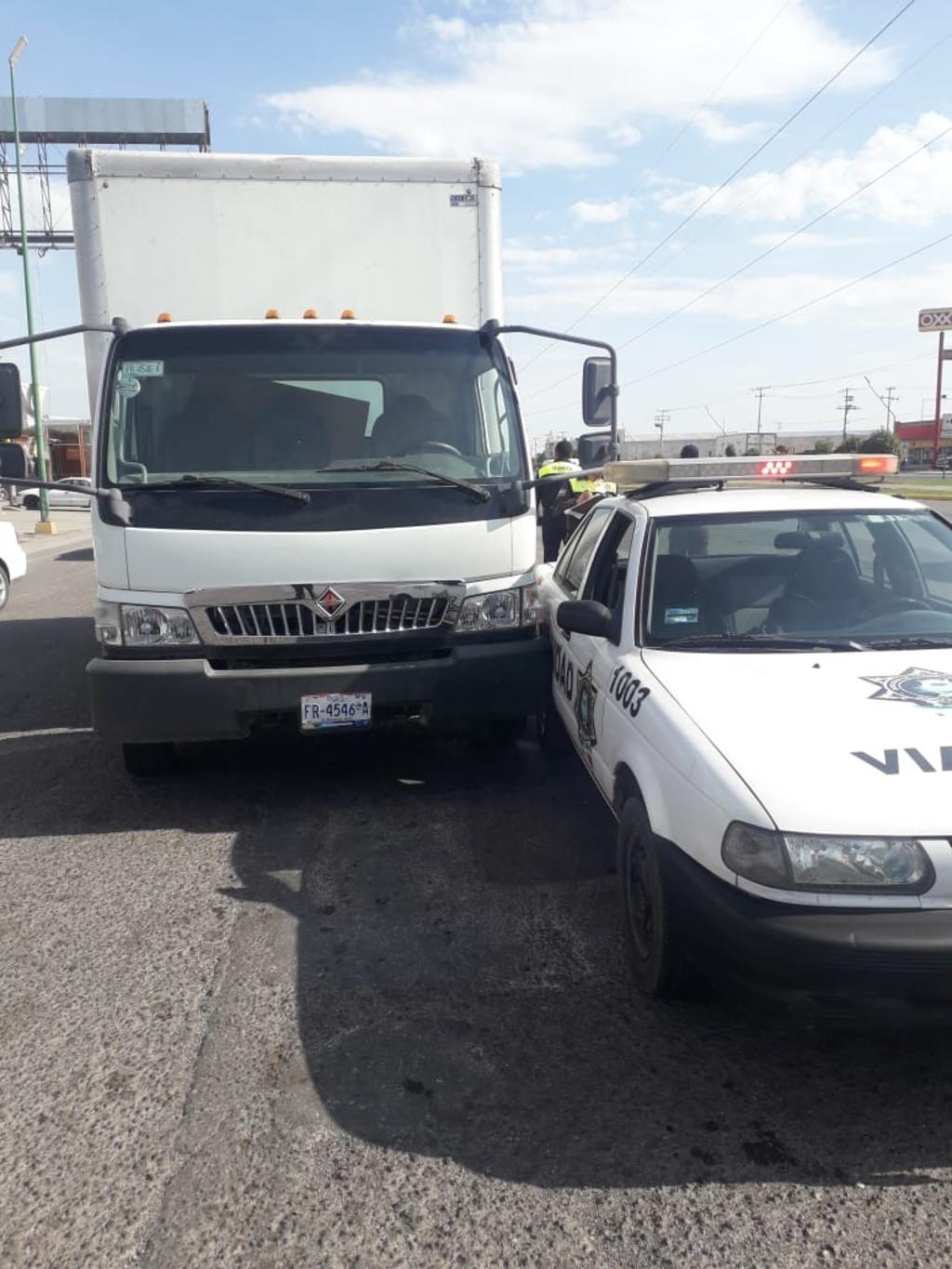 En el accidente participó el chofer de un camión blanco, de la marca International, y el conductor de un Tsuru, de Tránsito y Vialidad. (EL SIGLO DE TORREÓN)
