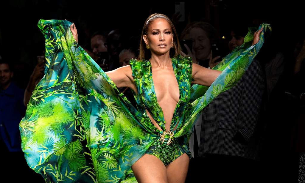 Jennifer Lopez sorprendió a todos durante la Semana de la Moda en Milán, al lucir de nueva cuenta el icónico vestido verde estampado de la firma Versace, que usó durante la premiación de los Grammy en el año 2000. (ESPECIAL)
