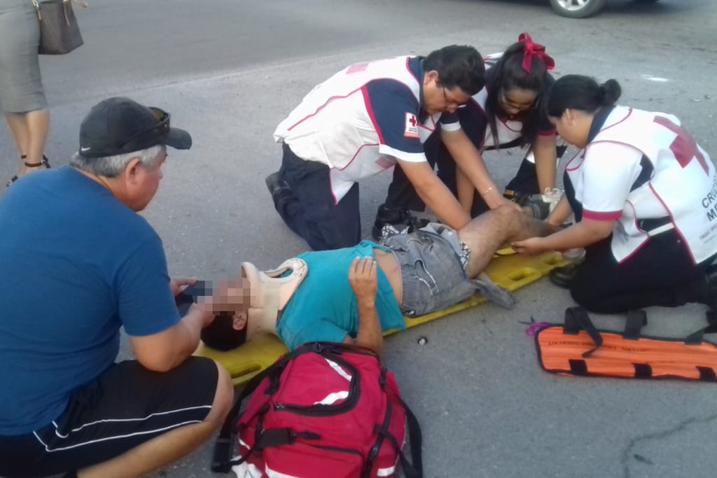Conductora de camioneta arrolla a motociclista en Torreón, el joven fue enviado al hospital.