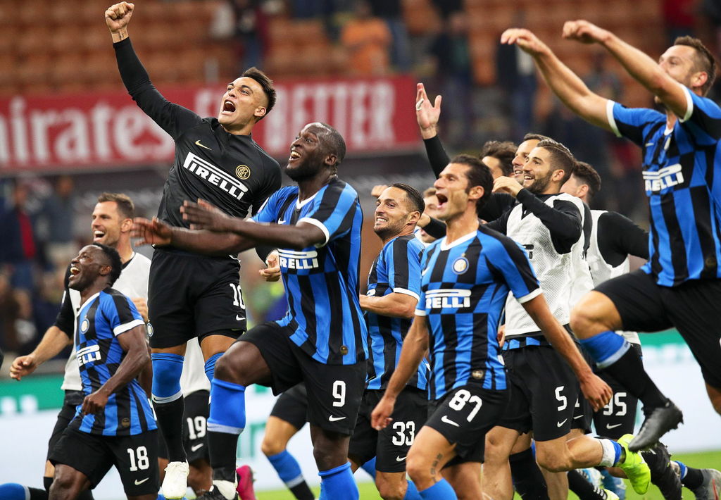 Jugadores del Inter celebran tras la victoria de ayer como visitantes 2-1 sobre Milán, su acérrimo rival.