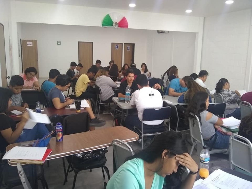 Jóvenes se preparan en el aprendizaje del idioma inglés en los cursos que brinda el Icojuve Laguna. (BEATRIZ A. SILVA)
