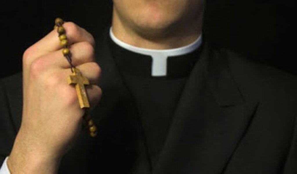 Los sacerdotes suspendidos fueron oficialmente identificados. (ARCHIVO)