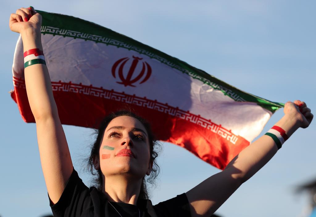 Representantes de la FIFA se reunieron a principios de semana en Teherán con las autoridades iraníes para negociar el acceso a los estadios de las mujeres, después de que una aficionada de 29 años, Sahar Jodayari, se inmolase al saber que podría ser condenada a seis meses de cárcel por intentar entrar a un estadio de fútbol. (EFE)