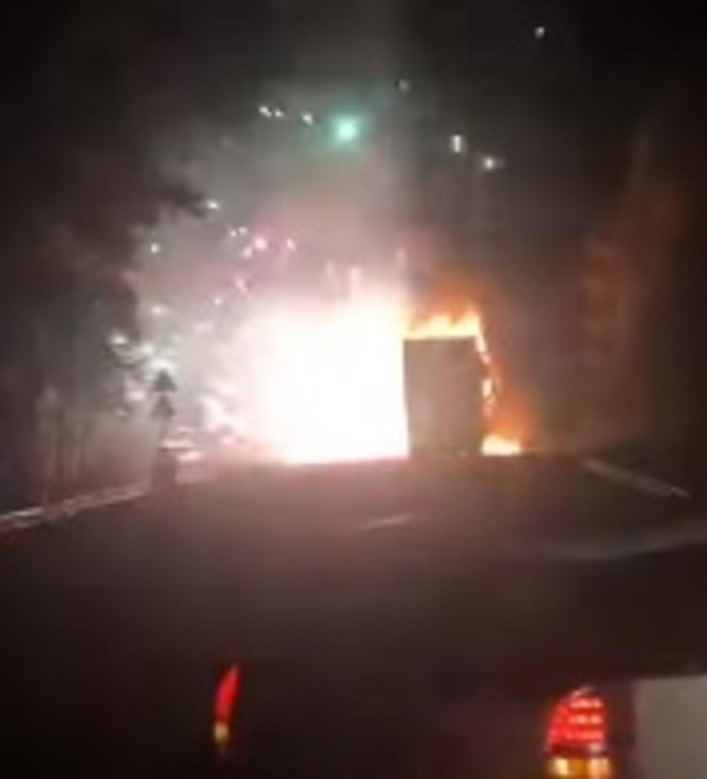 Se incendia un camión que transportaba fuegos artificiales y crea un 'espectáculo'