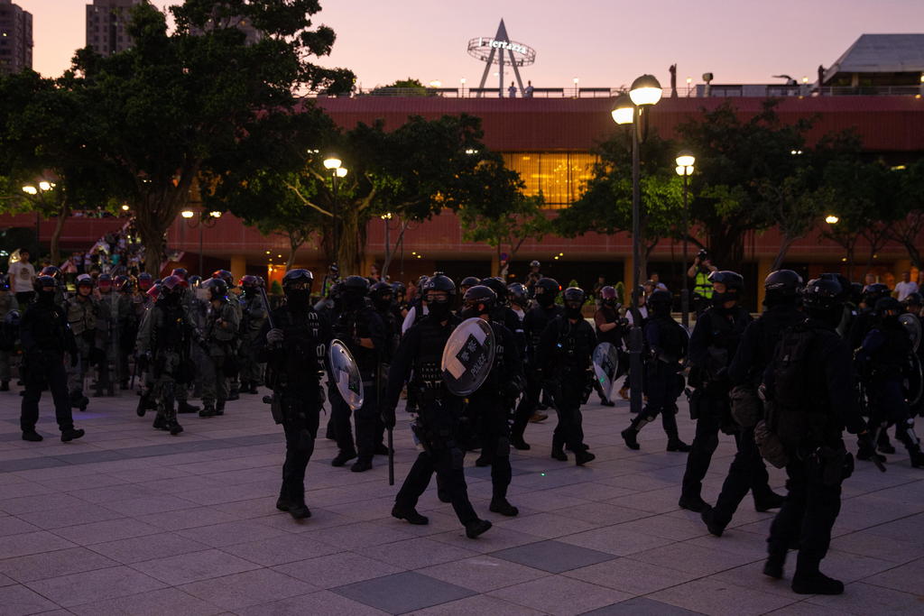 La policía antidisturbios de Hong Kong realizó este domingo controles de seguridad en el transporte público que se dirige al aeropuerto, para evitar que las protestas antigubernamentales afecten a los viajeros. (EFE)
