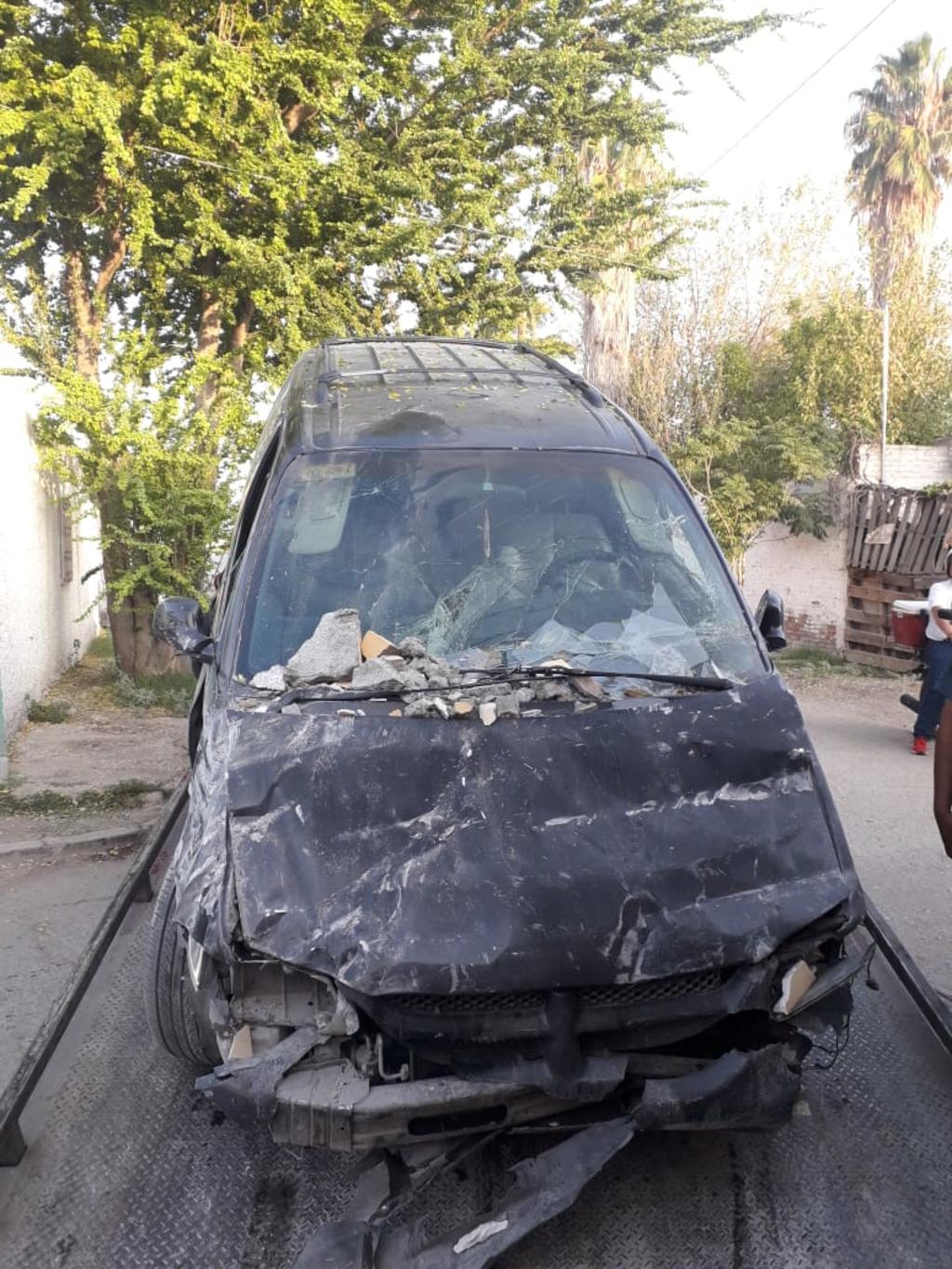 Por el impacto, el vehículo derribó una pared de la vivienda ubicada en la calle Francisco Villa, de la colonia Pánfilo Natera. (EL SIGLO DE TORREÓN)