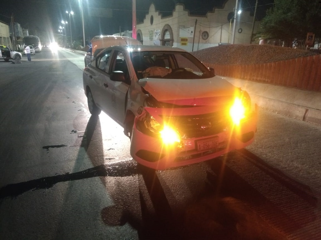 Hombre que manejaba alcoholizado choca contra taxi en calles de la colonia Vencedora de Torreón. (EL SIGLO DE TORREÓN)