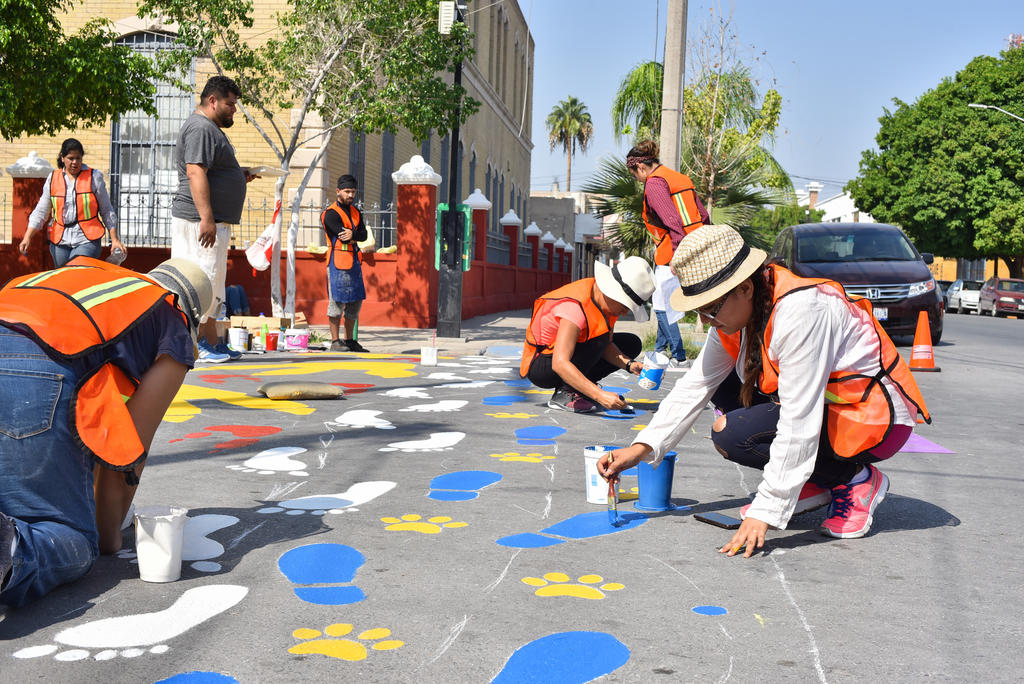 Un paso divertido para una zona escolar. Huellas de animales, dinosaurios y zapatos se pintaron en el paso peatonal de Allende e Ildefonso Fuentes, cerca de la Escuela Benito Juárez.