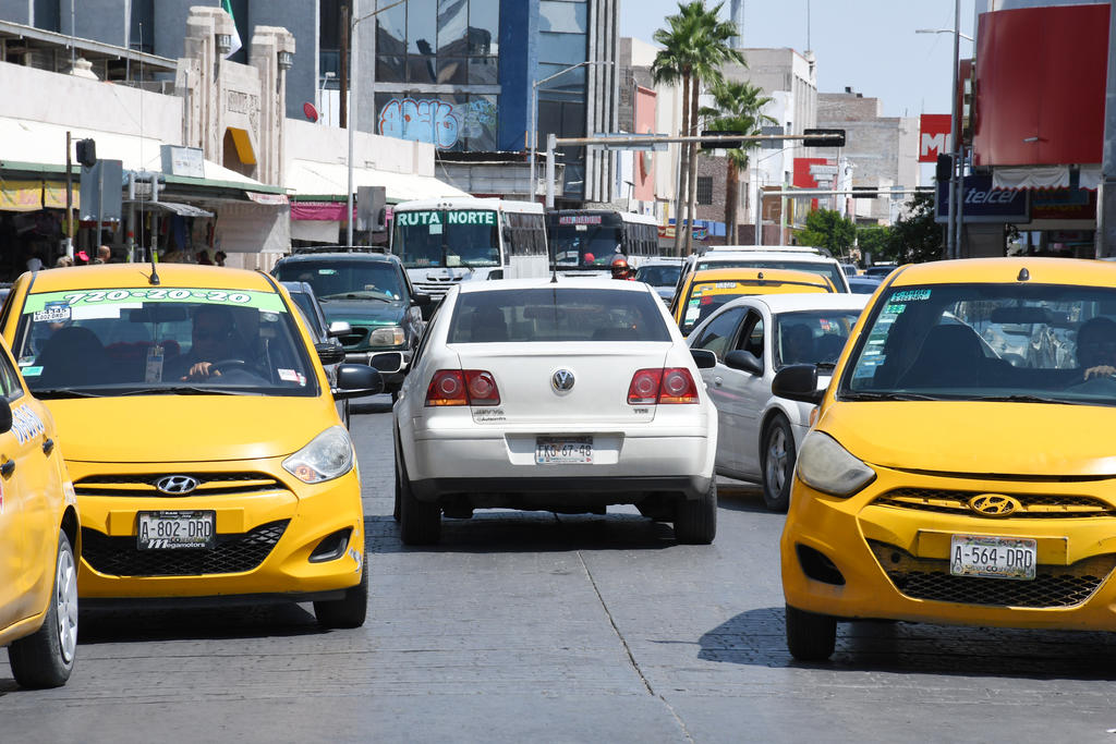 Un vehículo Jetta circulaba en sentido contrario por un tramo de la avenida Hidalgo, a la altura del Mercado Juárez. (FERNANDO COMPEÁN)