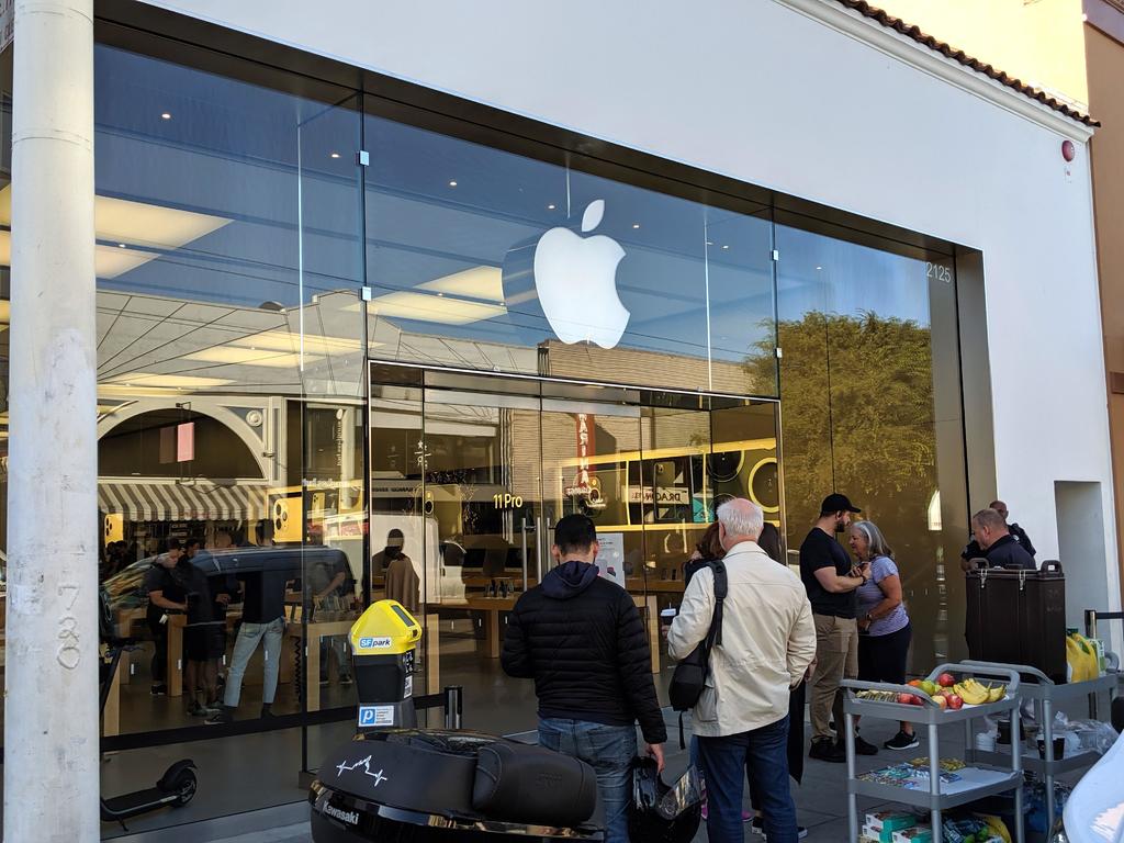 Apenas una veintena de personas guardaban fila este viernes para recibir a los nuevos modelos de iPhone en una de las tres tiendas que Apple tiene en su 'casa' de San Francisco. (ARCHIVO)