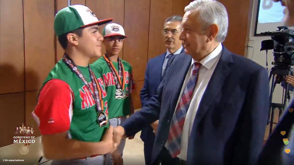 López Obrador pidió a los jóvenes deportistas aprovechar las becas que da el gobierno y recordó que ahora tenemos nueve mexicanos en las Grandes Ligas, pero a finales del sexenio prevé que sean al menos 50. (ESPECIAL)
