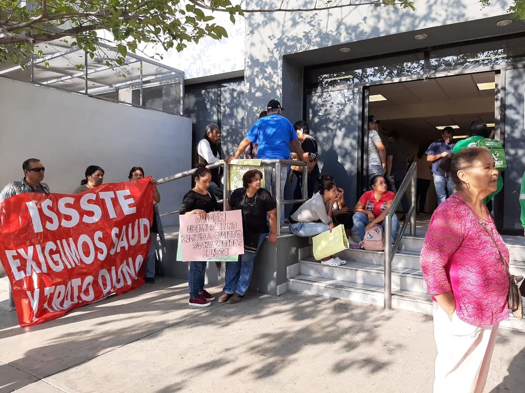Este lunes un grupo de personas afines a la asociación política Movimiento Territorial acompañaron a un paciente del Hospital del ISSSTE de Torreón para apoyarlo en una protesta pública ocurrida por la mañana. (EL SIGLO DE TORREÓN)