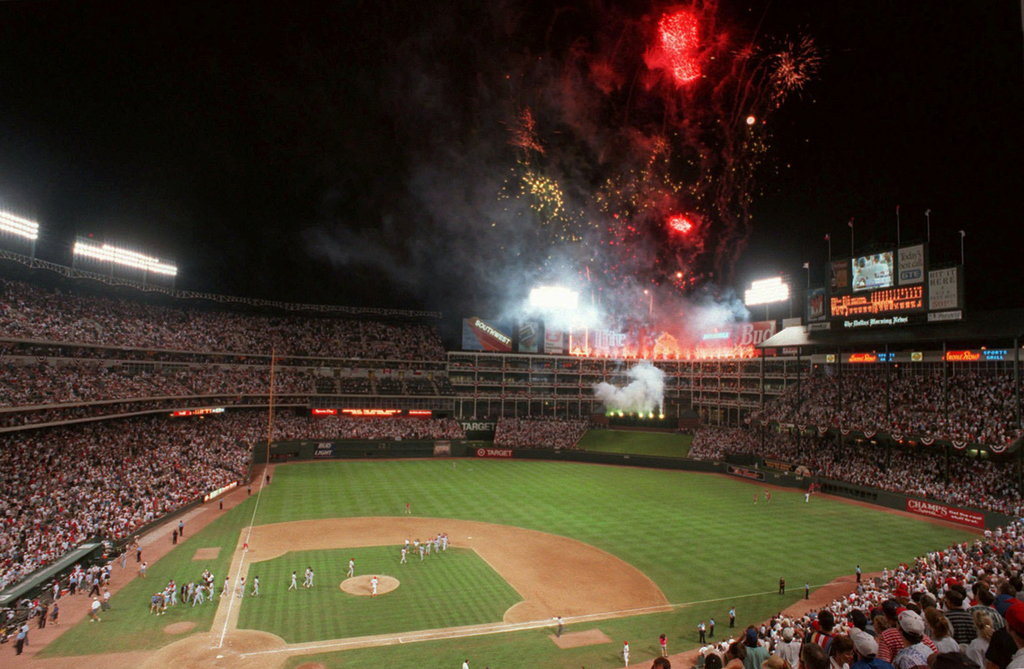 La Liga Nacional festeja con fuegos artificiales después del Juego de Estrellas de 1995 en The Ballpark de Arlington, Texas; el estadio albergará esta semana por última vez juegos de los Rangers. (ARCHIVO) 